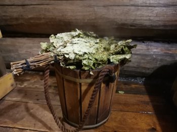 Банный веник на деревянном ведре