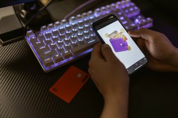 Кредитная карта и телефон.