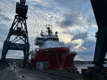 Судно в Мурманском морском рыбном порту