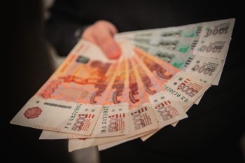 пачка денег в руке