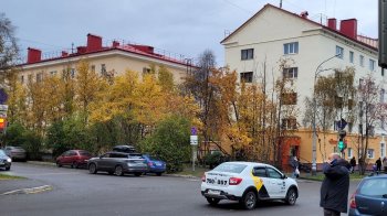 Такси на дороге.