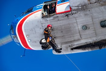 Десантник спускается с вертолёта.