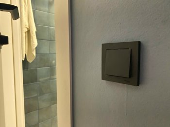 Выключатель на стене.