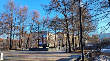 Сквер в Мурманске в апреле
