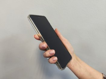 Телефон в руке.