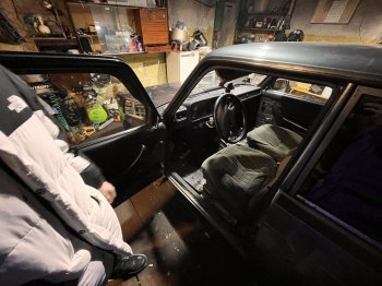 Машина в гараже.