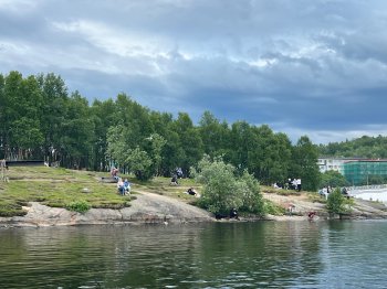 Берез Семеновского озера летом в Мурманске