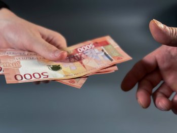 Передача денег из рук в руки.