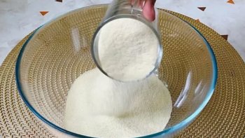 манка в миске