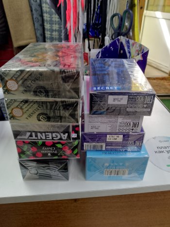 Коробки с парфюмерией.