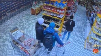 Стоп-кадр с подозреваемой в магазинной краже в Мурманске
