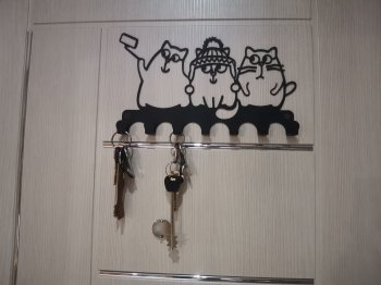 Входная дверь с ключами.