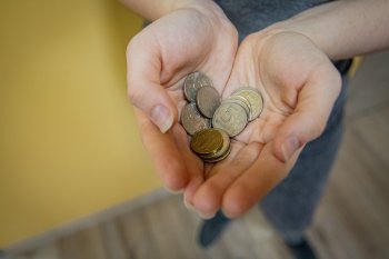 монеты в руках