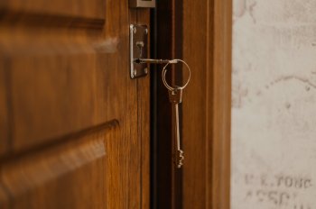 Ключ в дверном замке.