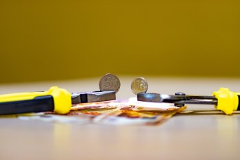 Рубль в плоскогубцах