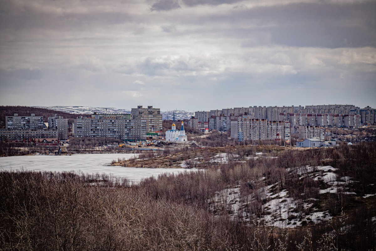 Вид на город Мурманск весной