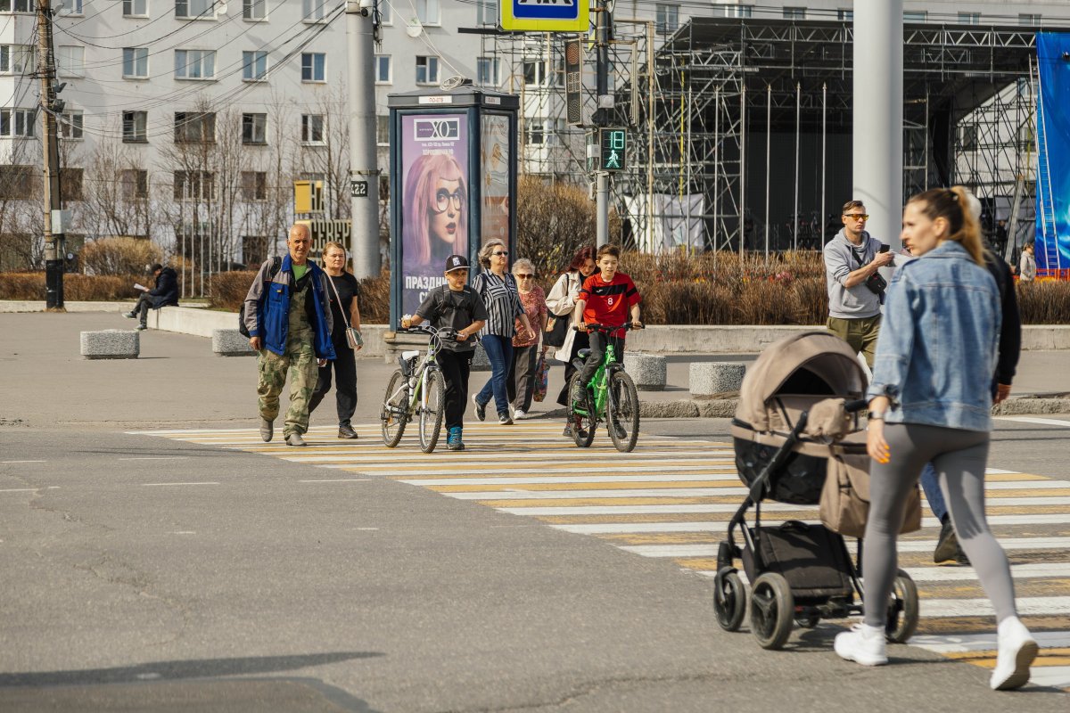 Люди идут по улице.