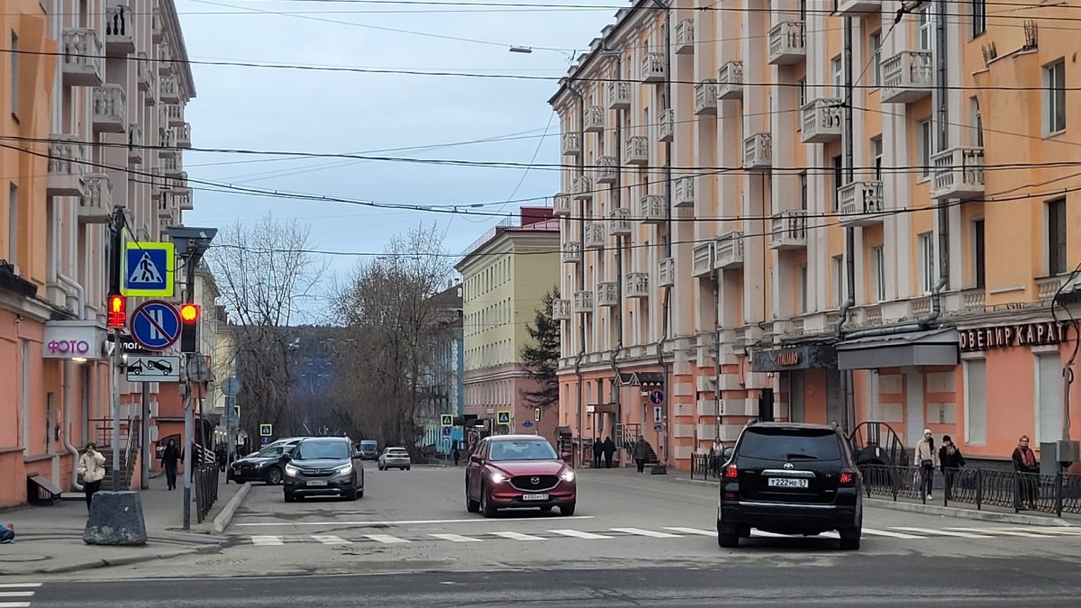 Машины стоят на светофоре