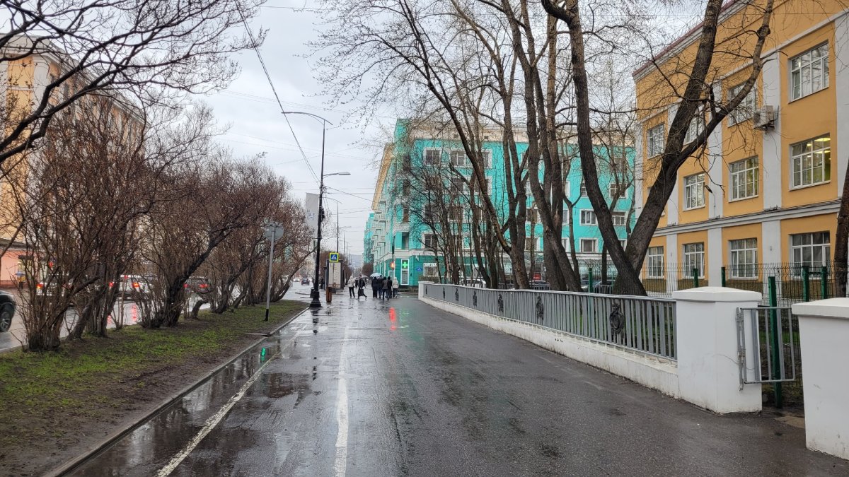 Мокрый тротуар в дождливую погоду