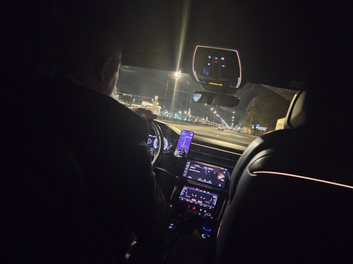 Водитель ведёт автомобиль