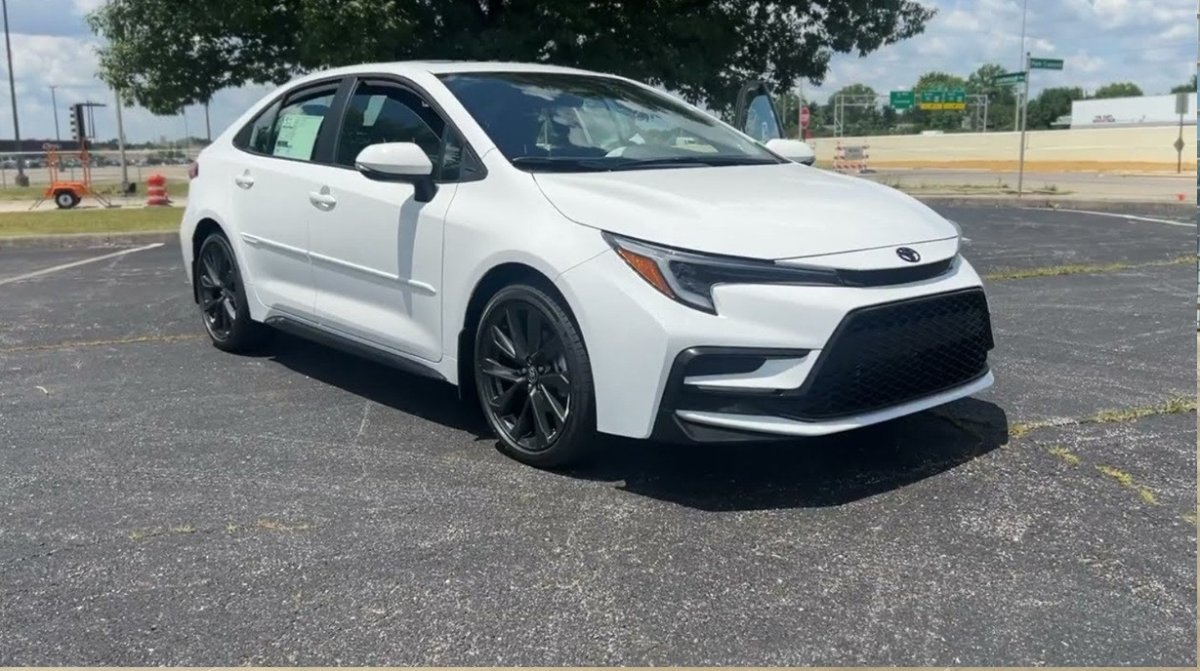 белая Toyota Corolla