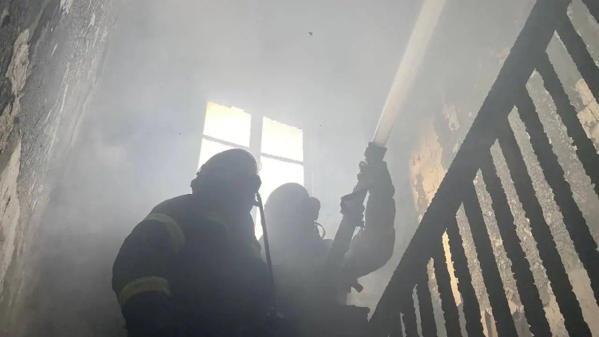 Пожарные на лестнице в задымлённом подъезде