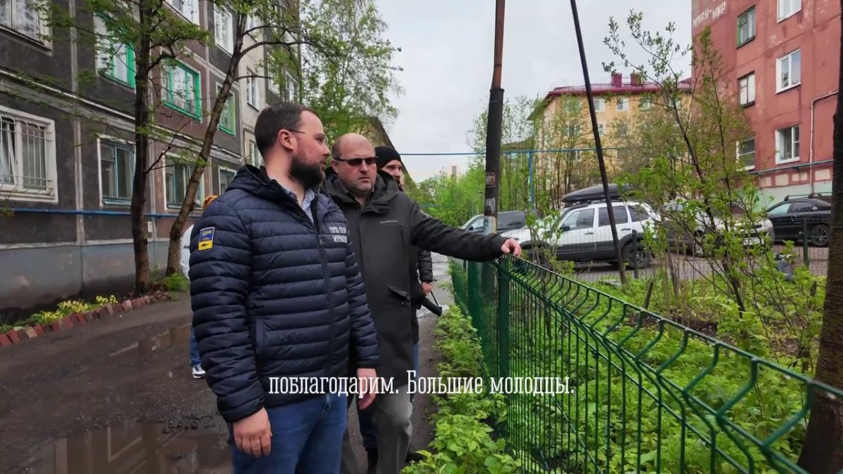 Глава Мурманска во время обхода Октябрьского округа