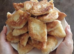 Пышки из творога на тарелке