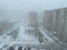 Заснеженный двор в метель