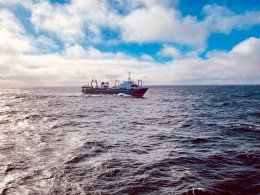 траулер на промысле в море