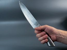 нож в руке мужчины