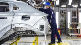 Сборка автомобиля на заводе