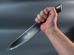 нож в руке мужчины