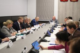 Депутаты на заседании комитета