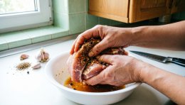 Хозяйка маринует мясо