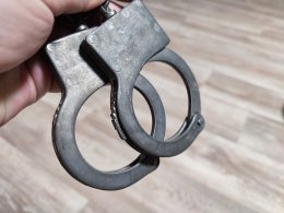 наручники в руках полицейского