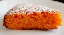 кусок морковного пирога