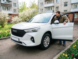 Водитель осматривает Haval M6