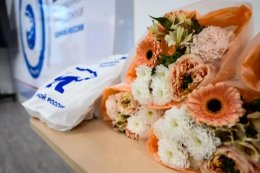 Букет цветов и подарки.