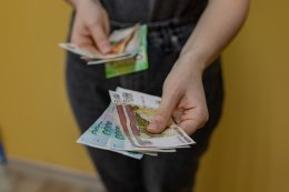 Девушка отдаёт деньги