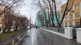 Мокрый тротуар в дождливую погоду