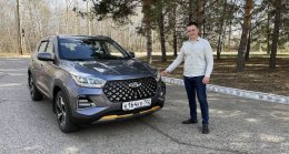 мужчина у автомобиля Chery Tiggo