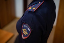 Полицейский в форме.