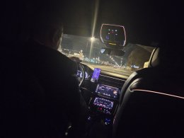 Водитель ведёт автомобиль