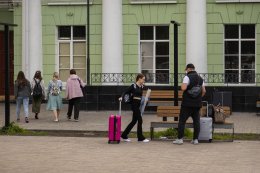 люди на вокзале в Мурманске