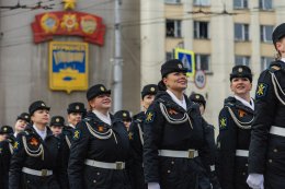 Женщины-военнослужащие на Параде Победы в Мурманске