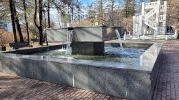 Работает плачущий фонтан в сквере на улице Ленинградской в Мурманске