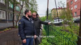Глава Мурманска во время обхода Октябрьского округа