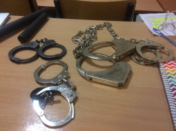 наручники на столе