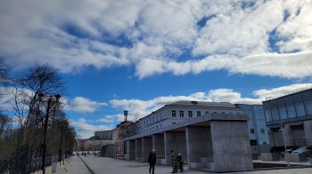 Пешеходная улица весенним днём